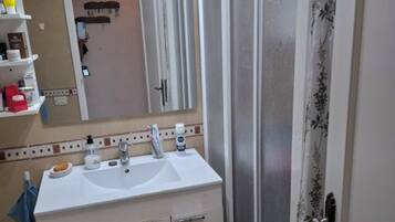 Apartment, 1 Bedroom, Smoking, Balcony | Bathroom
