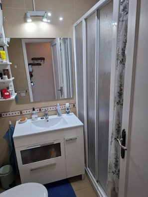 Apartment, 1 Bedroom, Smoking, Balcony | Bathroom