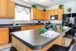 House (5 Bedrooms) | Interior