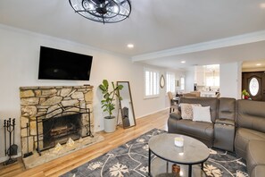 House (3 Bedrooms) | Interior - 10 Mi to Redondo Beach: Carson Home w/ Pool Table! (Carson)