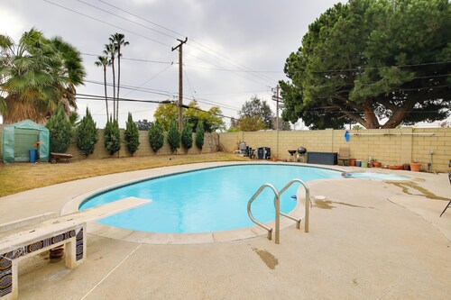 10 Mi to Redondo Beach: Carson Home w/ Pool Table!
