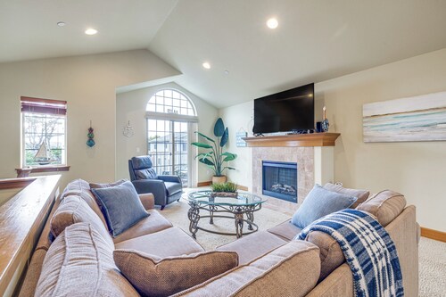 Walk to Lincoln City Beach: Townhome w/ Balconies!