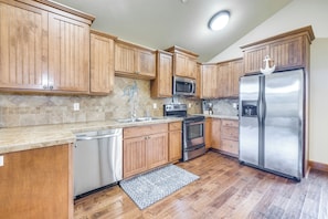 Apartment (2 Bedrooms) | Interior - Walk to Lincoln City Beach: Townhome w/ Balconies! (Lincoln City)