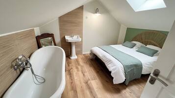 3 habitaciones, tabla de planchar con plancha, wifi y ropa de cama