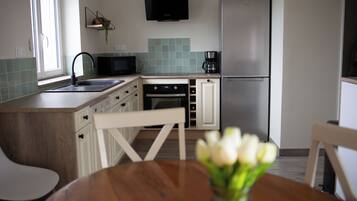 Microondas, horno, parrilla de estufa y lavavajillas