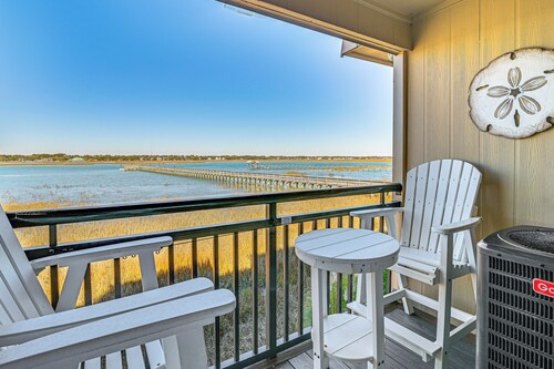 Waterfront Gem w/ Balcony in Garden City