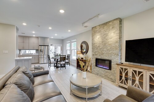 Pets Welcome: Home w/ Deck & Patio in Hockley!