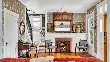 Rumah (3 Bedrooms) | Area keluarga | TV, perapian, konsol video game, dan buku