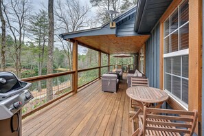 Interior - Covered Deck & Fire Pits: Cabin in Cashiers (Cashiers)
