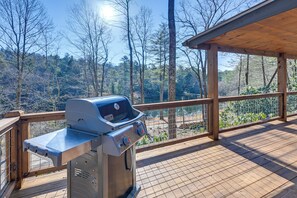 Interior - Covered Deck & Fire Pits: Cabin in Cashiers (Cashiers)
