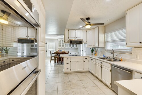 12 Mi to Pcb: 'the Whales Tale w/ Patio & Grill