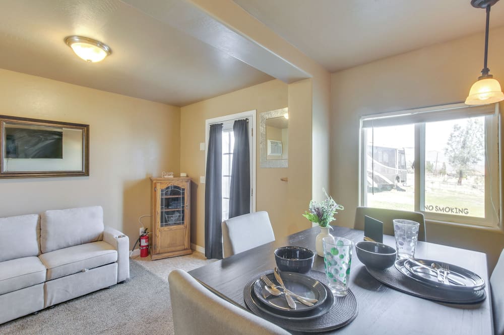 Lake & Mountain Views: Cozy California Stay - Onyx, CA