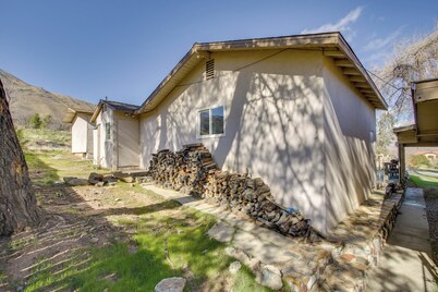 Lake & Mountain Views: Cozy California Stay