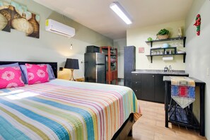 Laptop workspace, bed sheets - Remote Workers Welcome: Studio in Santa Rosa! (Santa Rosa)