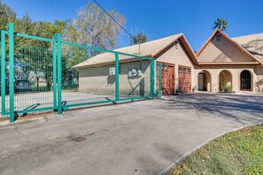 Interior - Remote Workers Welcome: Studio in Santa Rosa! (Santa Rosa)