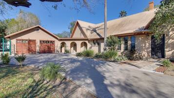 Apartment (0 Bedroom) | Interior