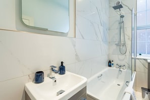 Apartamento | Banheiro | Chuveiro, secador de cabelo, toalhas de banho, papel higiênico