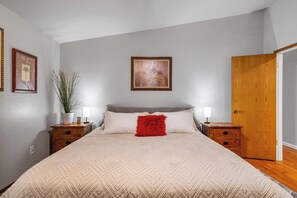 3 dormitorios, escritorio, tabla de planchar con plancha y cuna de viaje