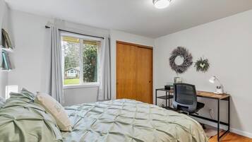 3 Schlafzimmer, Schreibtisch, Bügeleisen/Bügelbrett, Reisekinderbett