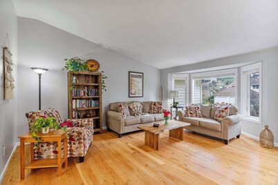 Large Family-Friendly Home on NW Side - Dogs OK