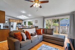 Téléviseur, foyer, livres, bureau
