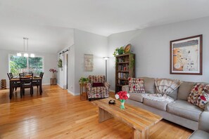 Una televisión, una chimenea, libros, una oficina