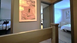 Ein Hotelzimmer mit einem Bett, einem Nachttisch und einem gerahmten Bild an der Wand.
