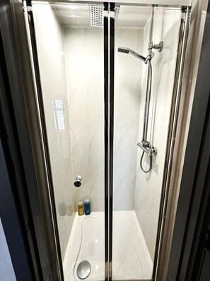 House | Bathroom | Shower, hair dryer, towels - Leamington Spa-3 Bed-garden-pets-free Parking (Royal Leamington Spa)