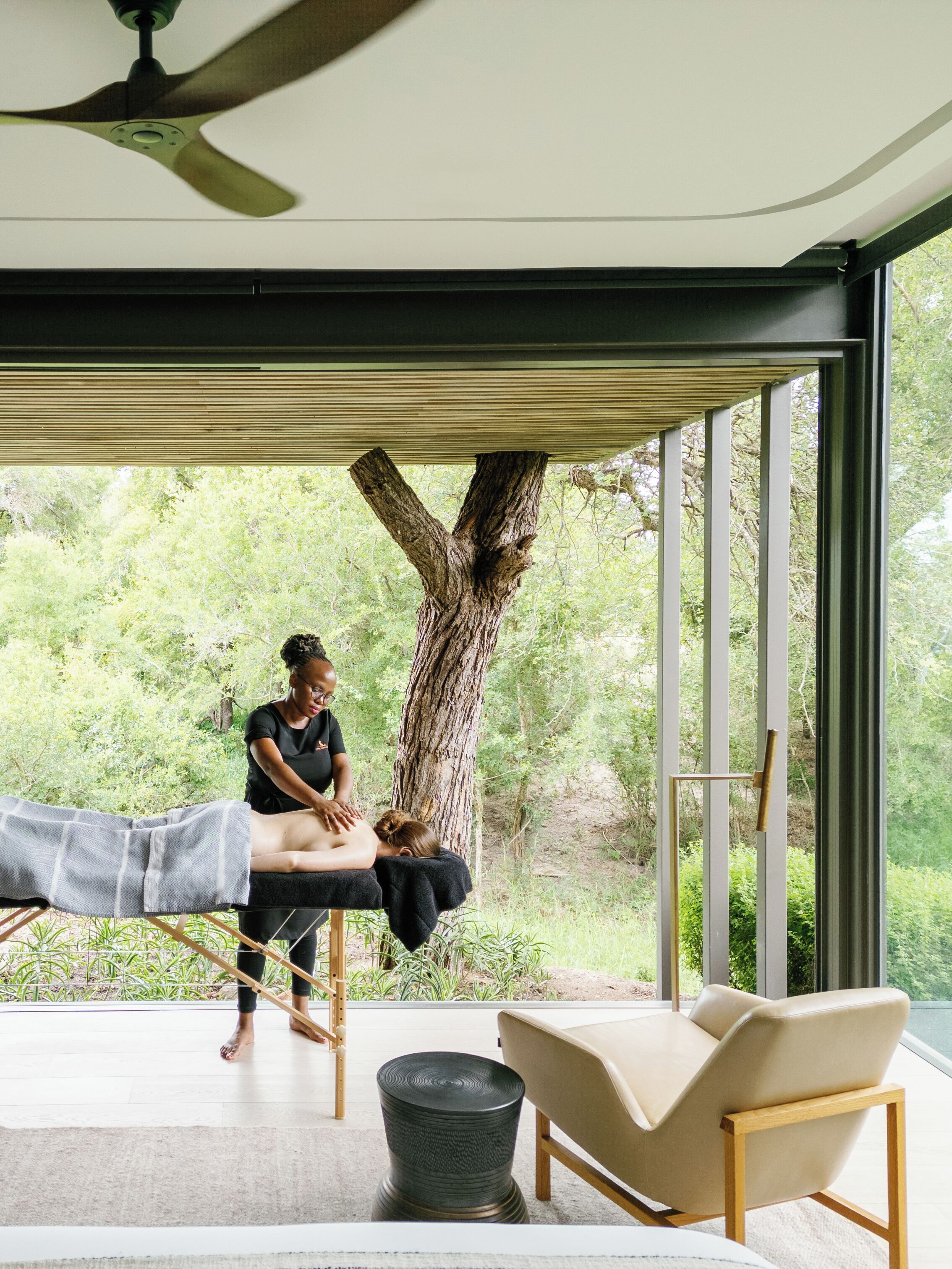 身体护理、深层组织按摩、瑞典式按摩、面部护理、指（趾）甲修剪和护理、按摩服务