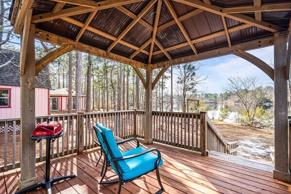 Terrace/patio - Lake Keziah House-Lake View, Spacious, & Private! (Southport)