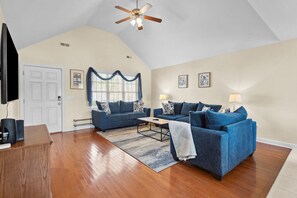 Smart TV - Lake Keziah House-Lake View, Spacious, & Private! (Southport)