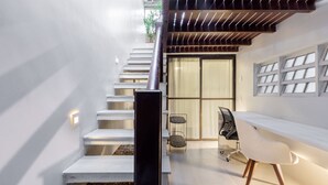 Un intérieur moderne avec un escalier, un bureau et une chaise.