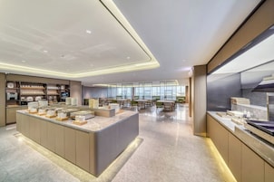 2 restaurants, lunch, dinner, brunch served; Chinese cuisine