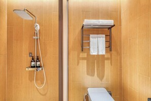 Shower, hair dryer, slippers, towels - Full Season Hotel (Qingdao)