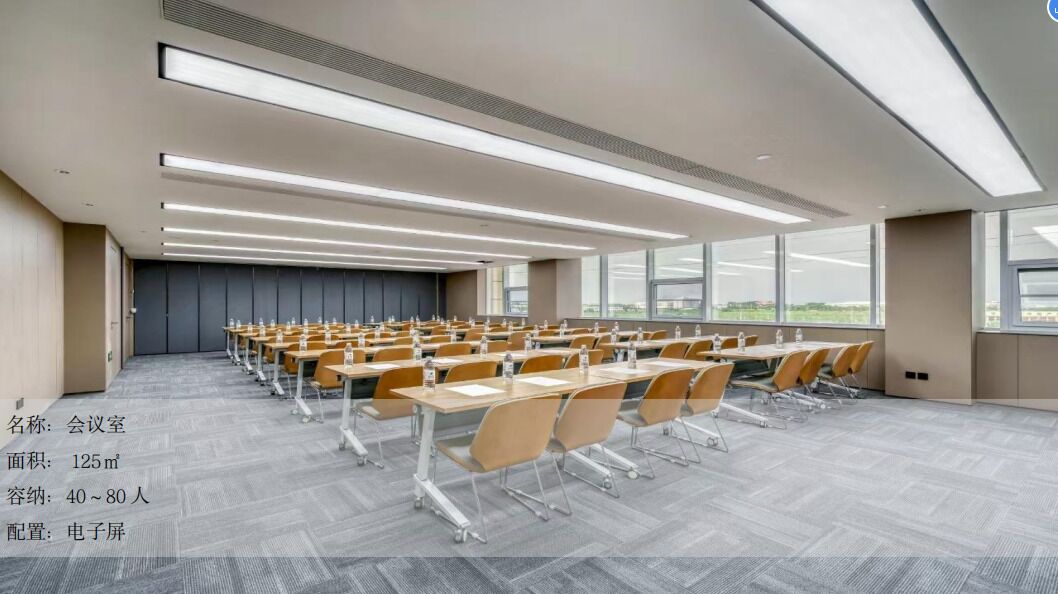 Una sala de conferencias de 125 metros cuadrados, con capacidad para 40 a 80 personas y equipada con pantalla electrónica.