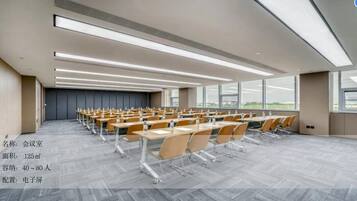 Una sala de conferencias de 125 metros cuadrados, con capacidad para 40 a 80 personas y equipada con pantalla electrónica.