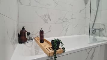 Apartment | Bathroom | Shower, towels, toilet paper