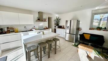 Jääkaappi, mikroaaltouuni, uuni, liesi