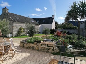 Outdoor dining - Family home in the heart of the village La Torche (Plomeur)