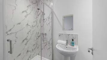 Kabin | Kamar mandi | Shower dan handuk