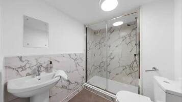 Cabin | Bathroom | Shower, towels