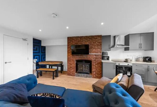 Canterbury Castle Lodge - 8 Bedroom Retreat