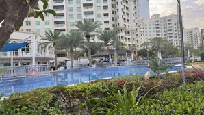 2 bedrooms - Palm Living 2BR Maid w Pool Beach Access (Dubai)