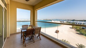 2 bedrooms - Palm Living 2BR Maid w Pool Beach Access (Dubai)