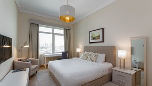 2 bedrooms - Palm Living 2BR Maid w Pool Beach Access (Dubai)