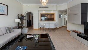 2 bedrooms - Palm Living 2BR Maid w Pool Beach Access (Dubai)