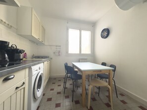 Réfrigérateur, four à micro-ondes, un four, surface de cuisson