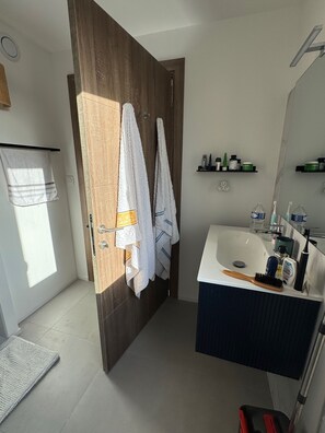 Dusche, Haartrockner, Handtücher, Toilettenpapier