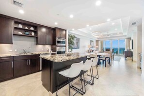 Mikrovågsugn, ugn, spishäll och diskmaskin