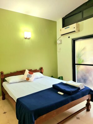 2 bedrooms, desk, iron/ironing board, WiFi